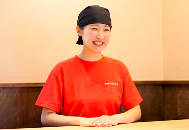 テーブル席でインタビューを受ける主婦のI.S.さん