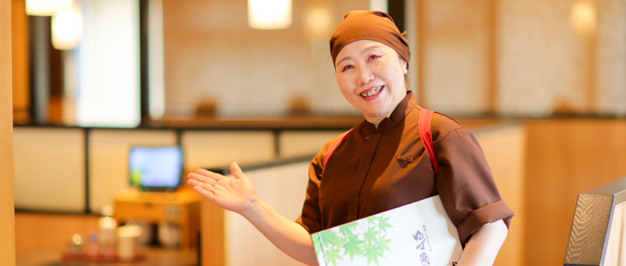 笑顔でお客さまをご案内をしている主婦のA.M.さん