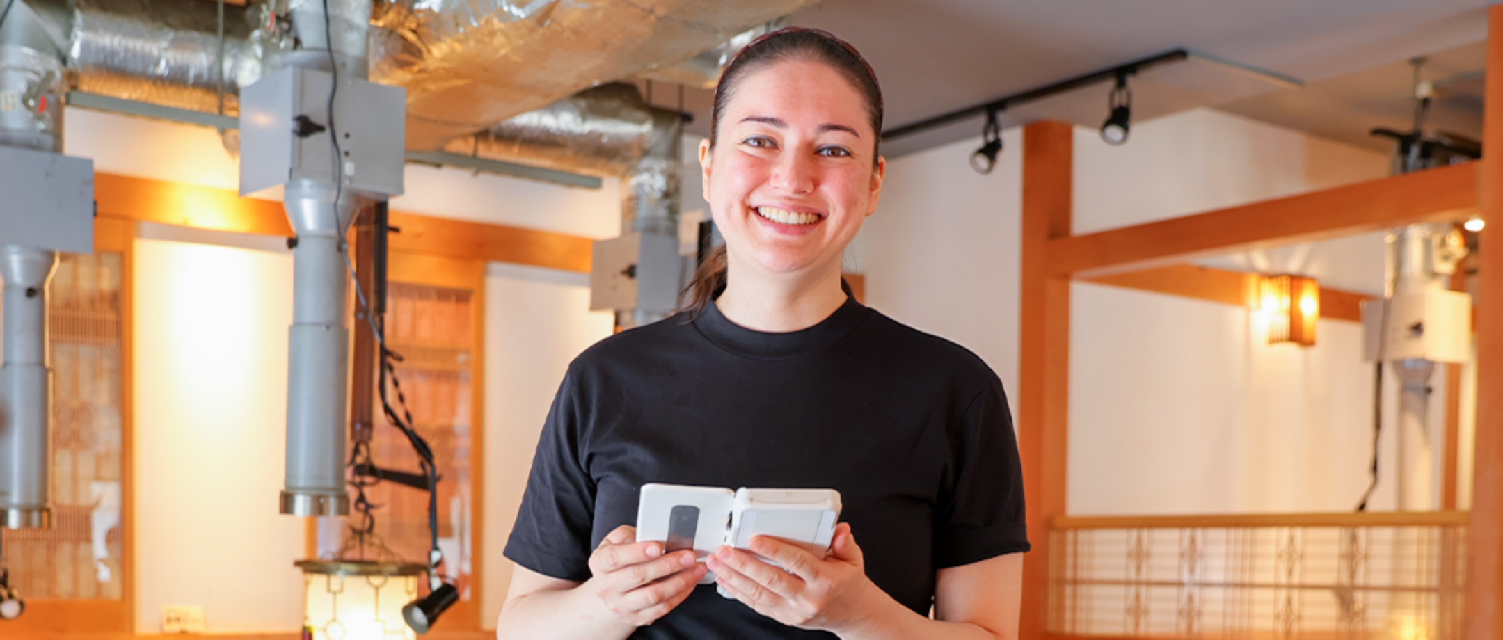 笑顔で注文を受ける外国人スタッフのAさん