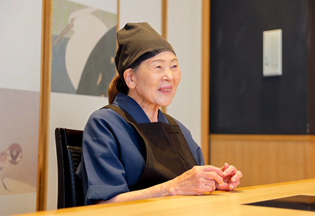 テーブル席で笑顔を浮かべるシニアのO.K.さん