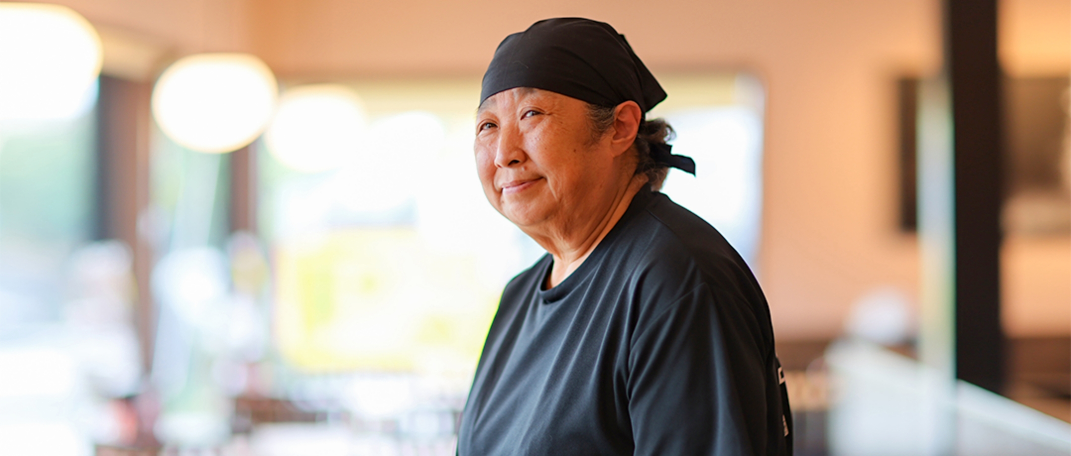 店内で笑顔を浮かべるシニアのT.H.さん