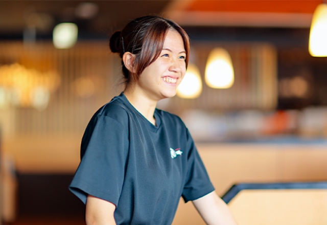 笑顔で店内に目を向けている学生のO.S.さん