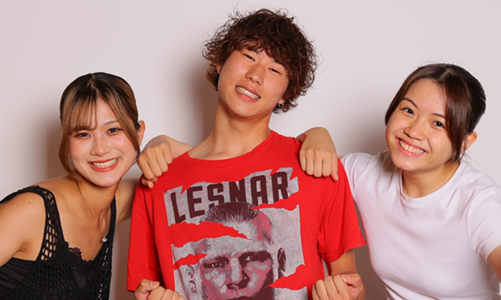 仲良く写真を撮る学生3人組